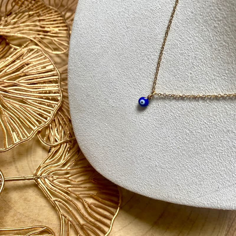 Collier doré oeil bleu